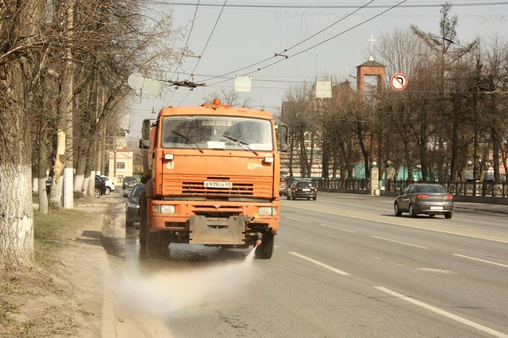 Пыль на дорогах Твери убирают с помощью поливомоечных машин 