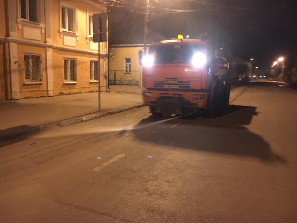 Пыль на дорогах Твери убирают с помощью поливомоечных машин 