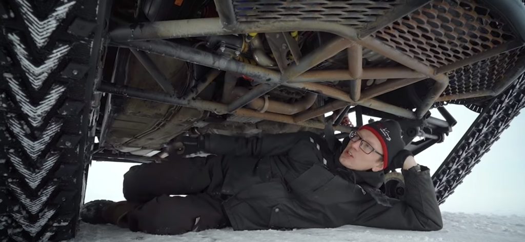 Гусеничный "Бентли", замеченный в Тверской области, оказался проектом известного блогера Гусеничный "Бентли", замеченный в Тверской области, оказался проектом известного блогера