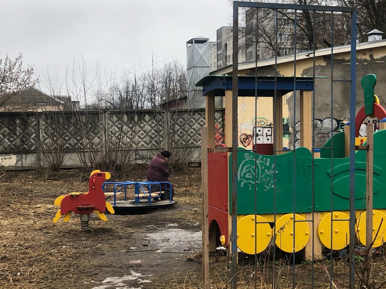 Мусор и алкогольные бутылки заполонили детскую площадку в Твери