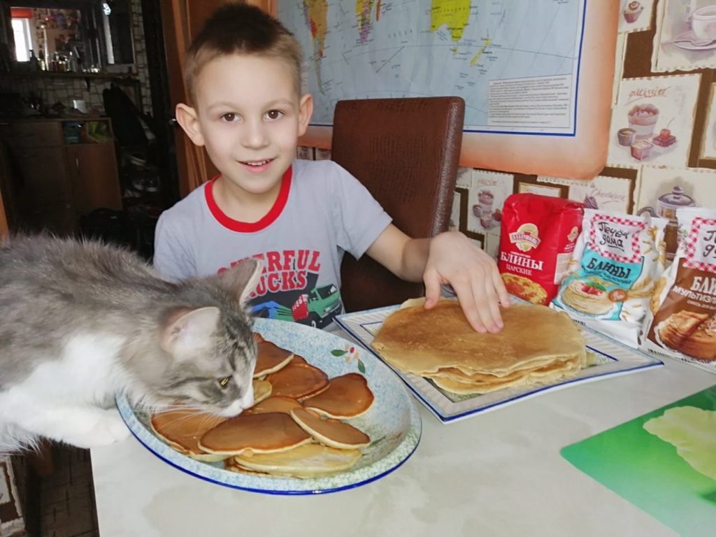 Бездомный кот Грэй обрел семью в Твери и открыл кулинарный талант Бездомный кот Грэй обрел семью в Твери и открыл кулинарный талант