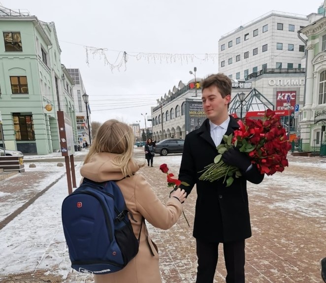Холостяки и шоу на ТНТ подарили девушкам розы в Твери Холостяки и шоу на ТНТ подарили девушкам розы в Твери