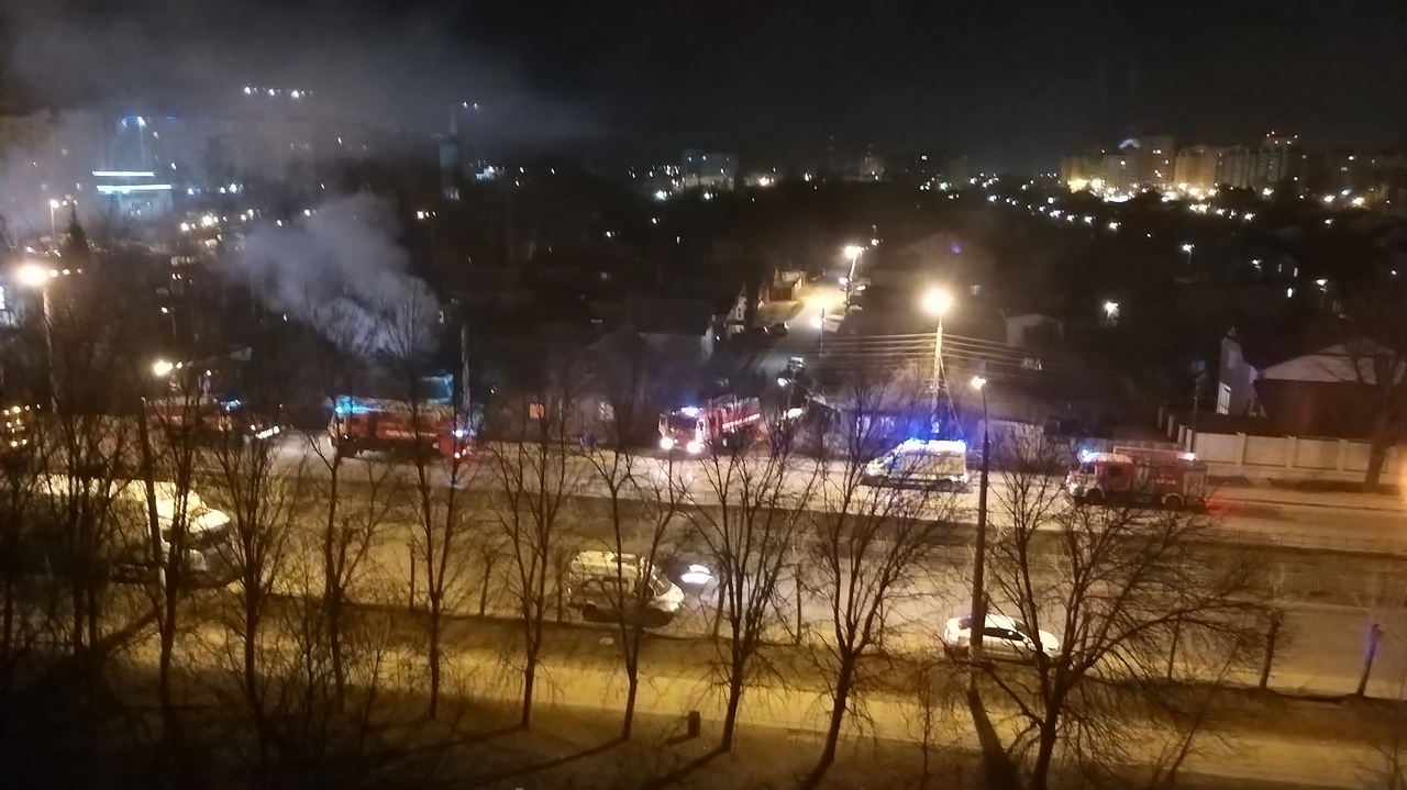 В Твери ночью внезапно начался страшный пожар В Твери ночью внезапно начался страшный пожар