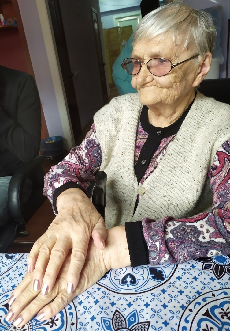 Тверским пенсионерам сделали бесплатный маникюр к 8 марту