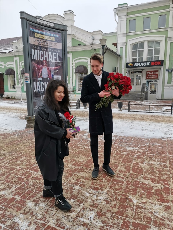Холостяки и шоу на ТНТ подарили девушкам розы в Твери