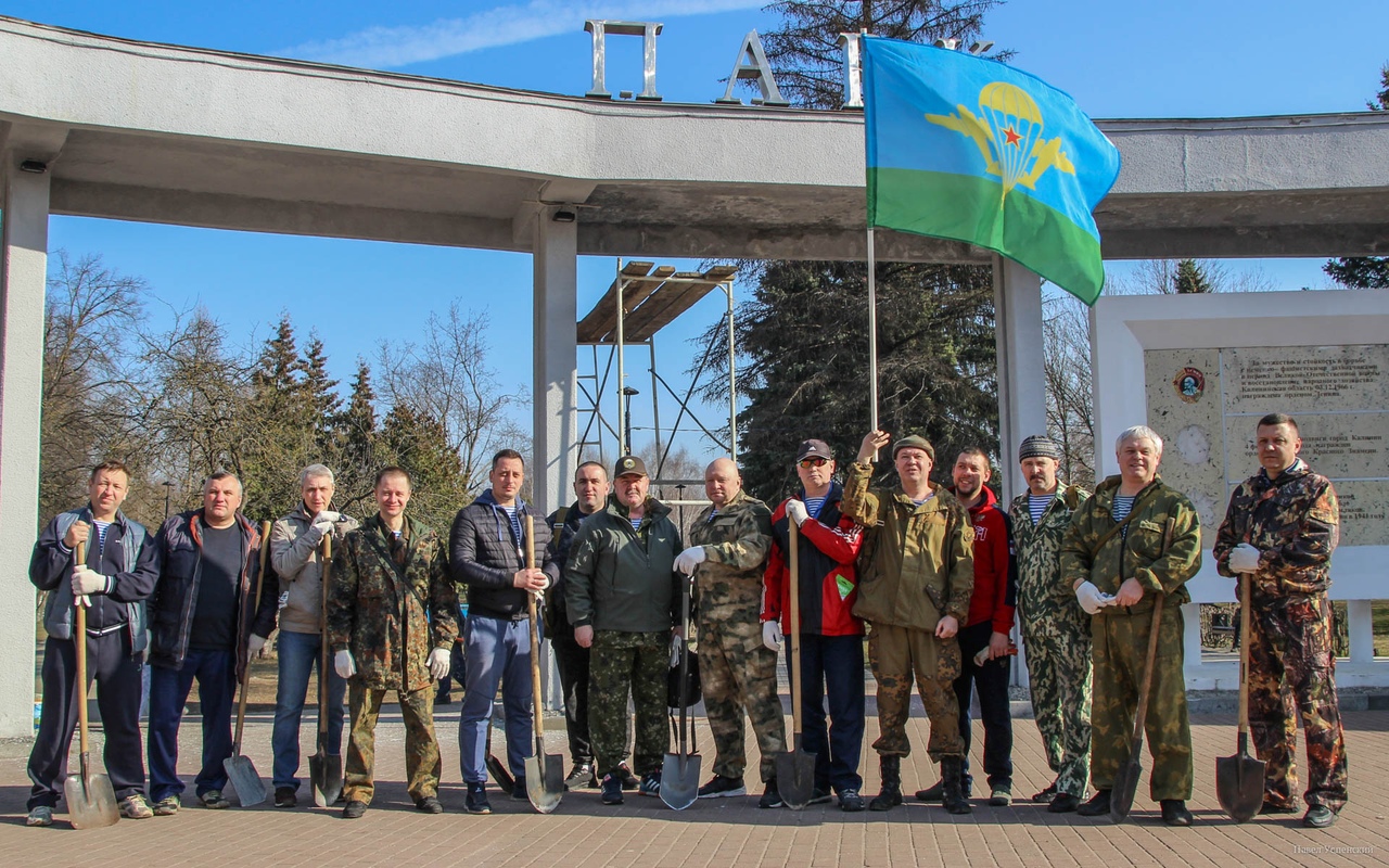 В Твери десантники провели строительный субботник, посвященный детям