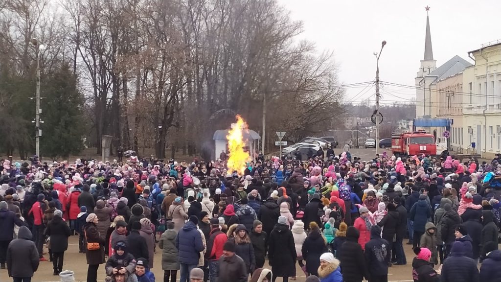 В Тверской области начали сжигать чучела Масленицы