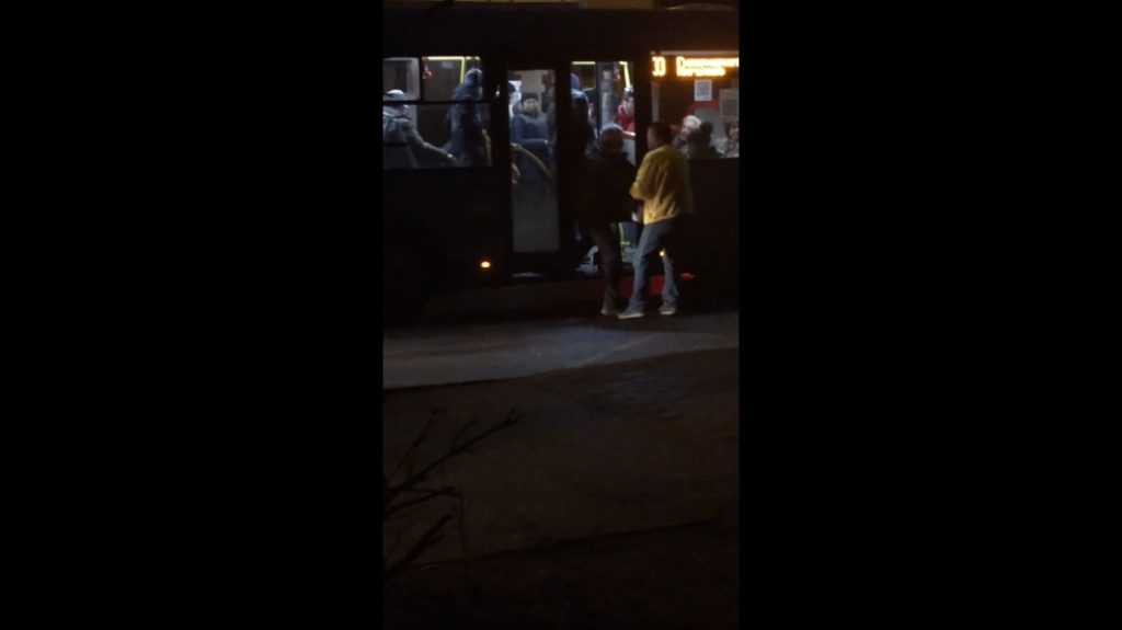 Пьяный мужчина мешал проехать автобусу в Твери