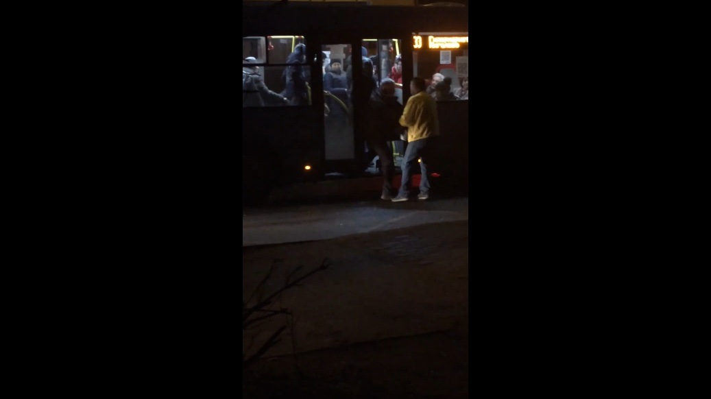 Пьяный мужчина мешал проехать автобусу в Твери Пьяный мужчина мешал проехать автобусу в Твери