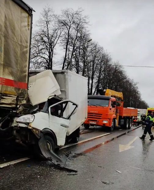 Последствия ДТП с тремя грузовиками попали на видео в Тверской области Последствия ДТП с тремя грузовиками попали на видео в Тверской области