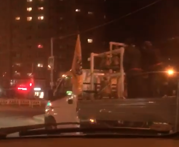 В Твери двое мужчин на ходу звонили в колокола в кузове "Газели" В Твери двое мужчин на ходу звонили в колокола в кузове "Газели"