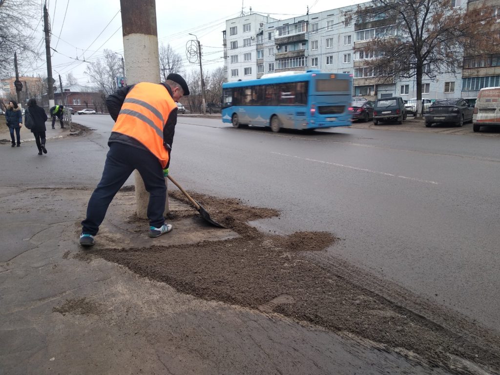 В Твери начали убирать смёт с тротуаров