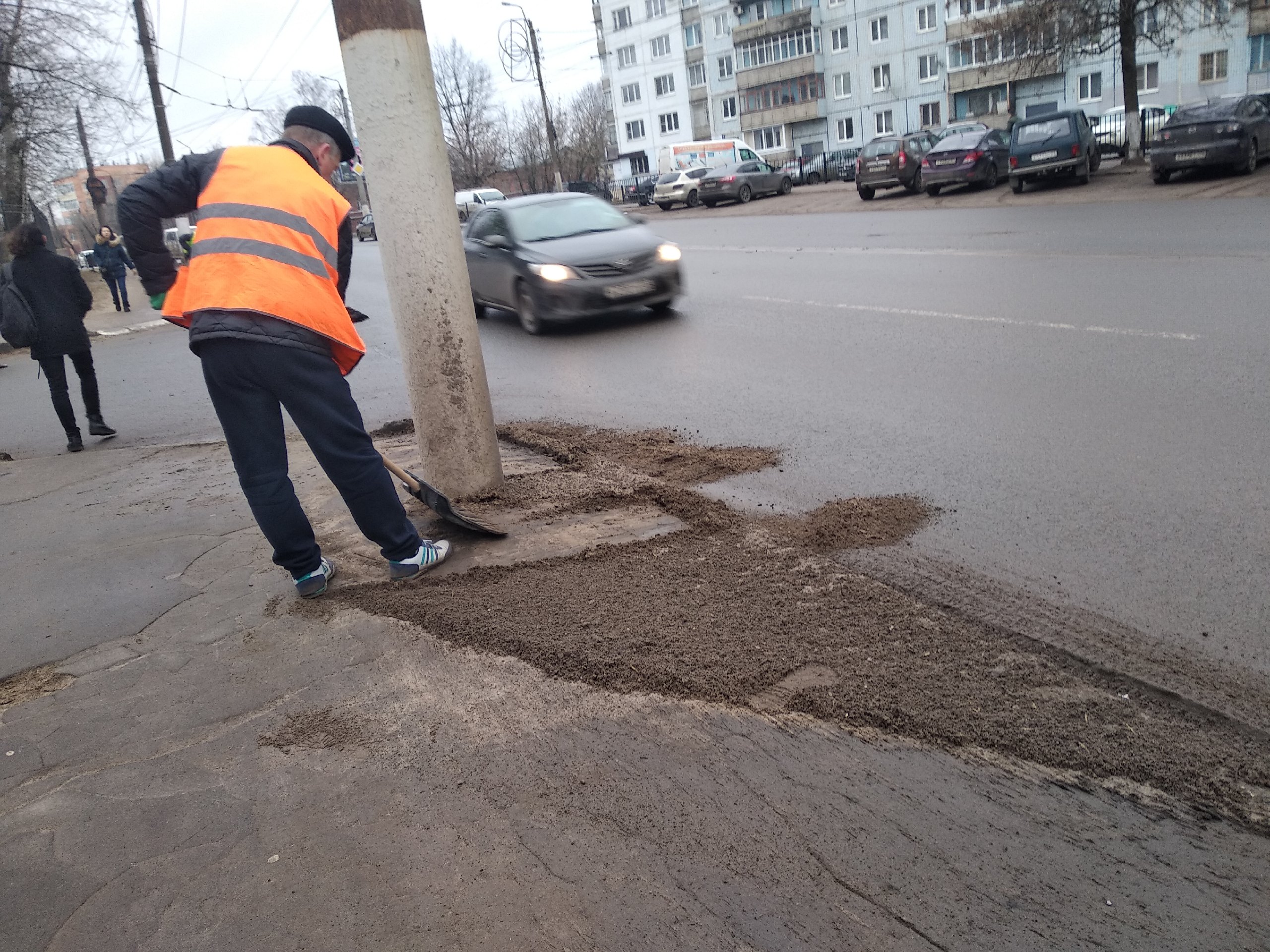 В Твери начали убирать смёт с тротуаров В Твери начали убирать смёт с тротуаров