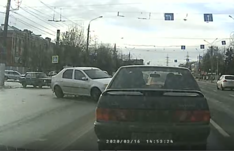 Появилось видео момента аварии с четырьмя автомобилями в Твери Появилось видео момента аварии с четырьмя автомобилями в Твери