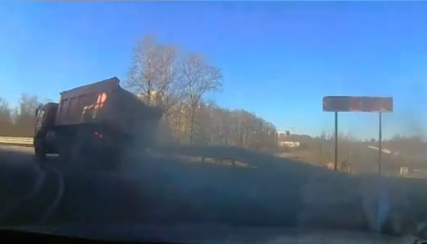 Появилось видео момента, как КамАЗ перевернулся из-за взрыва колеса Появилось видео момента, как КамАЗ перевернулся из-за взрыва колеса
