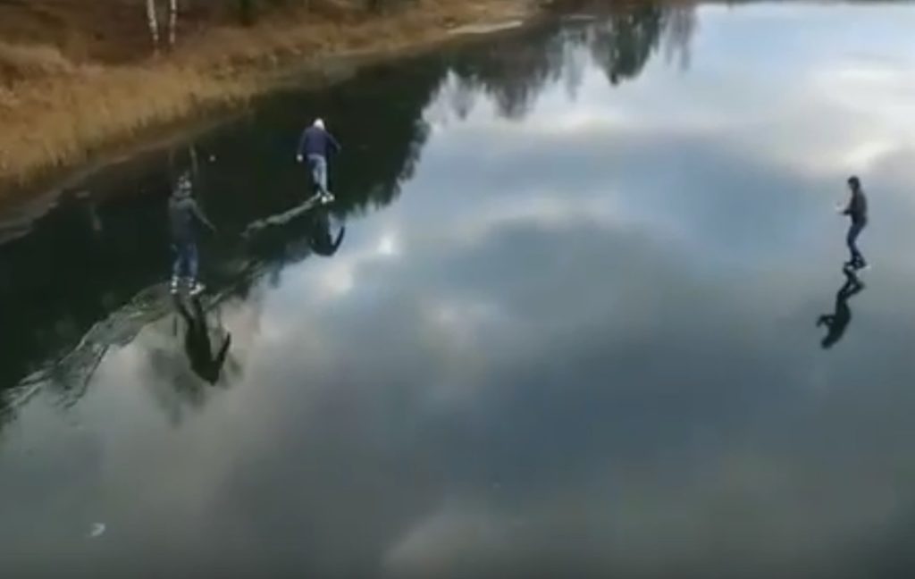 Молодые люди катались на коньках по воде в Твери Молодые люди катались на коньках по воде в Твери