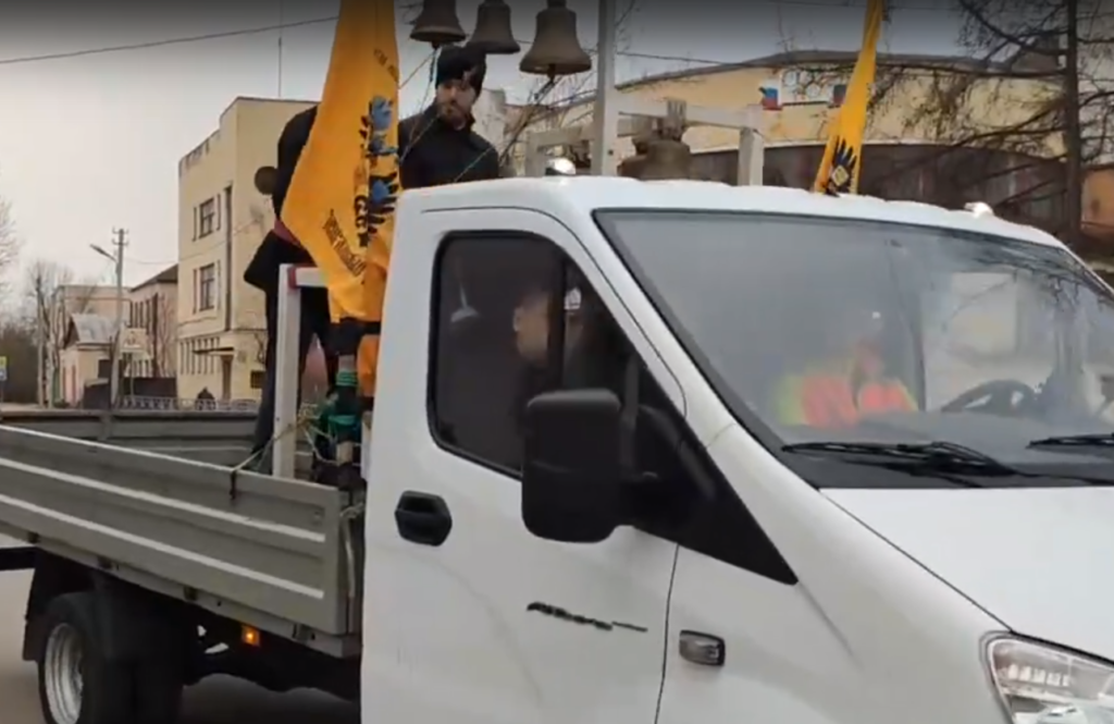 В Твери двое мужчин на ходу звонили в колокола в кузове "Газели"