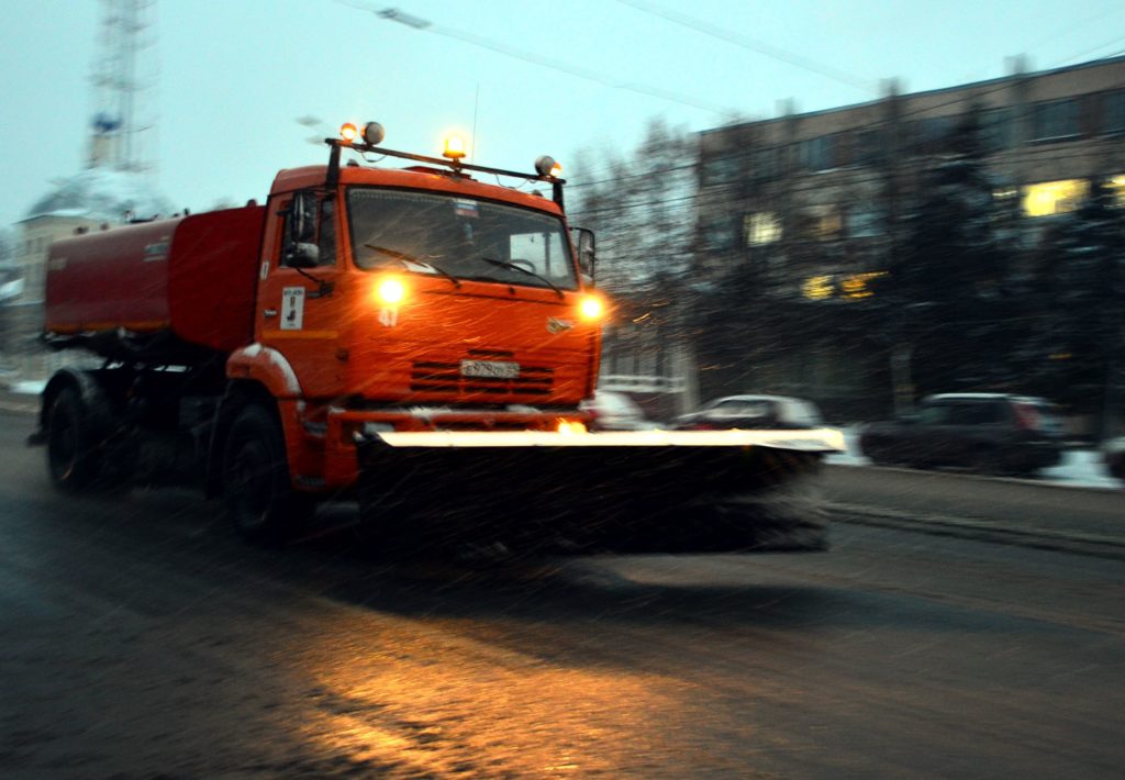 Снегоуборочная техника вновь вышла на улицы Твери