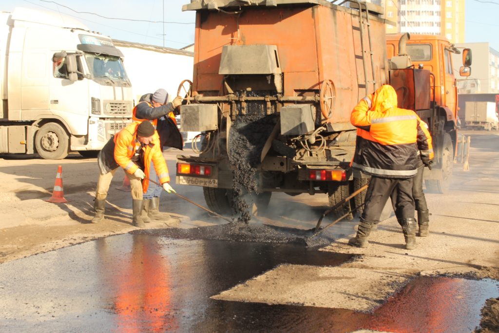 Улицы Твери ремонтируют литым асфальтобетоном Улицы Твери ремонтируют литым асфальтобетоном