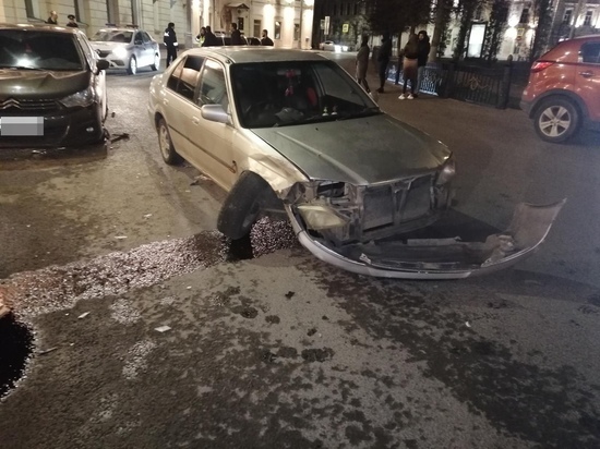 В Твери легковушка протаранила кроссовер В Твери легковушка протаранила кроссовер