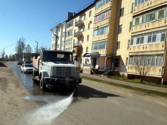 В Старицком районе продолжается обработка улиц спецраствором В Старицком районе продолжается обработка улиц спецраствором