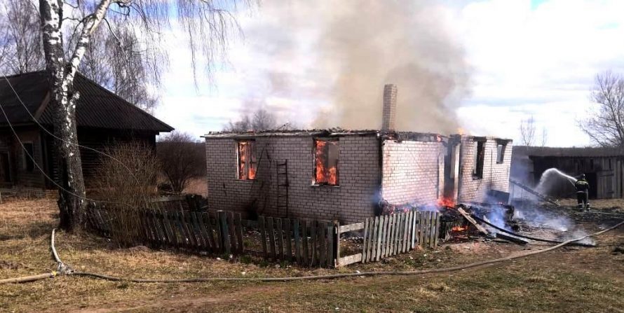 В Тверской области сгорел деревенский дом В Тверской области сгорел деревенский дом