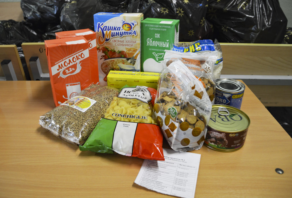 В Твери началась вторая волна выдачи продуктовых наборов школьникам