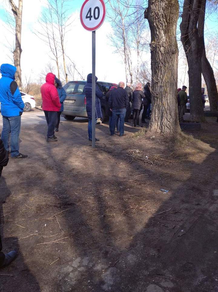 В Тверской области люди стоят в очереди за масками