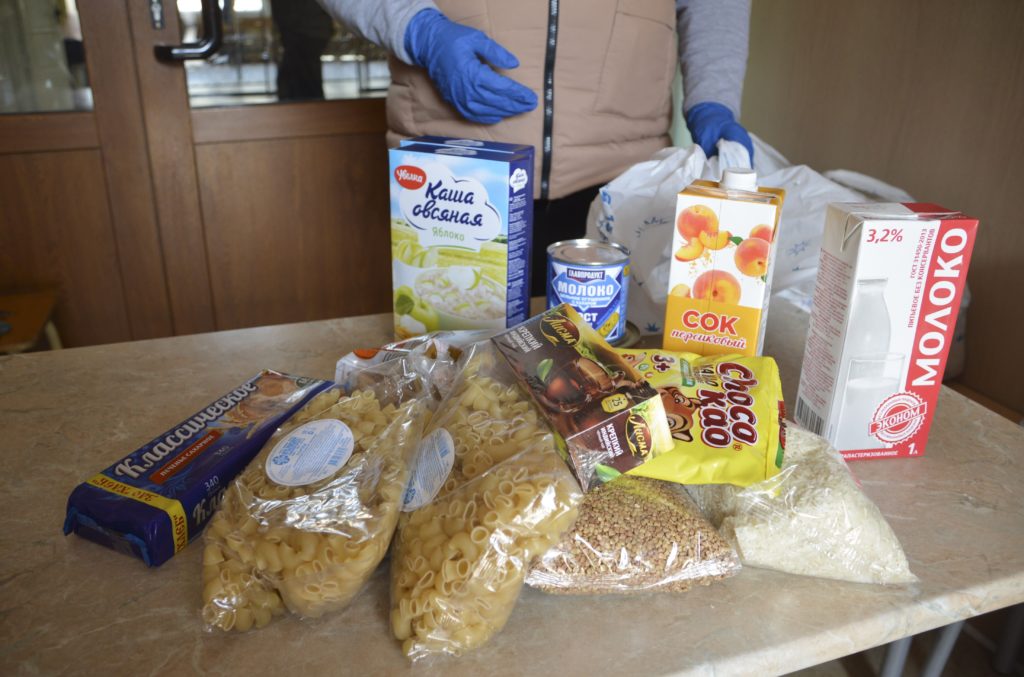 В Тверских школах начали выдавать учащимся продуктовые наборы В Тверских школах начали выдавать учащимся продуктовые наборы