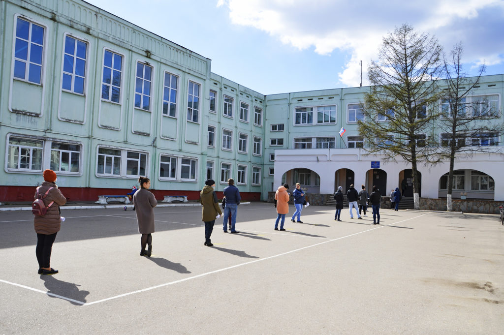 В Твери началась вторая волна выдачи продуктовых наборов школьникам