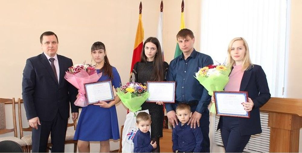 В Сандовском районе молодым семьям вручили сертификаты на обеспечение жильем В Сандовском районе молодым семьям вручили сертификаты на обеспечение жильем