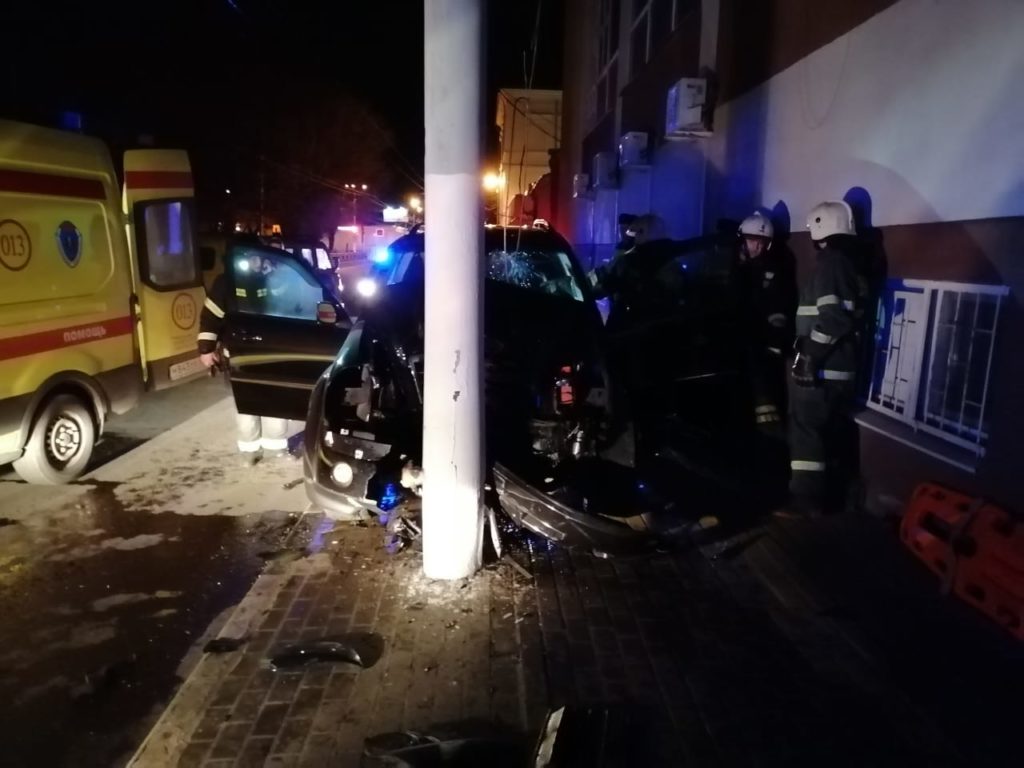 В центре Твери пьяный водитель протаранил фонарный столб В центре Твери пьяный водитель протаранил фонарный столб