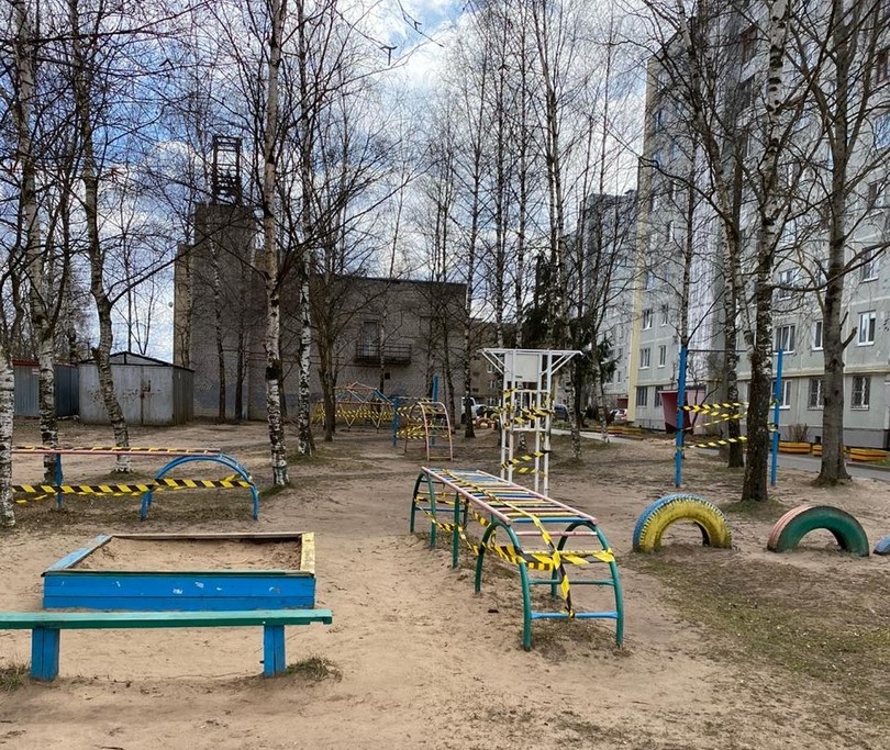 В Твери детские площадки огородили лентами В Твери детские площадки огородили лентами