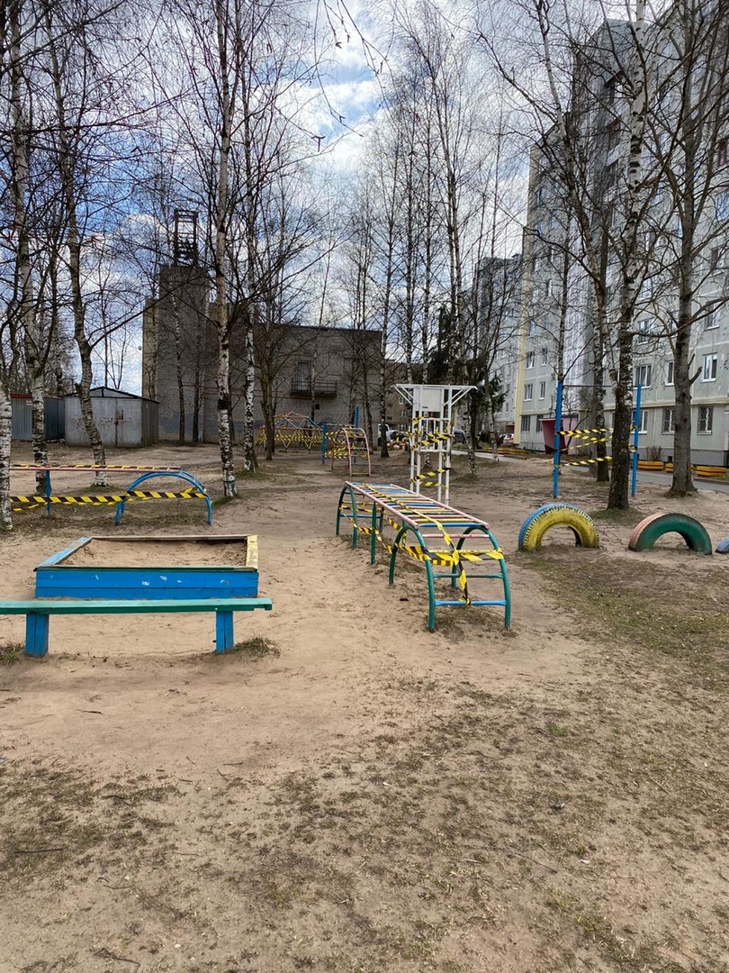 В Твери детские площадки огородили лентами