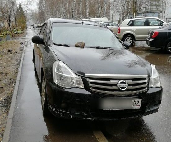 В Твери автолюбителю положили камень на машину за неправильную парковку В Твери автолюбителю положили камень на машину за неправильную парковку
