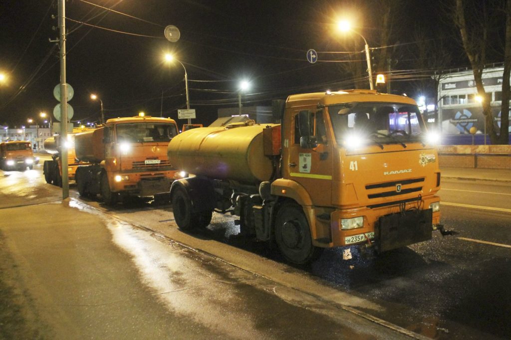 Улицы и остановки в Твери дезинфицируют специальным раствором