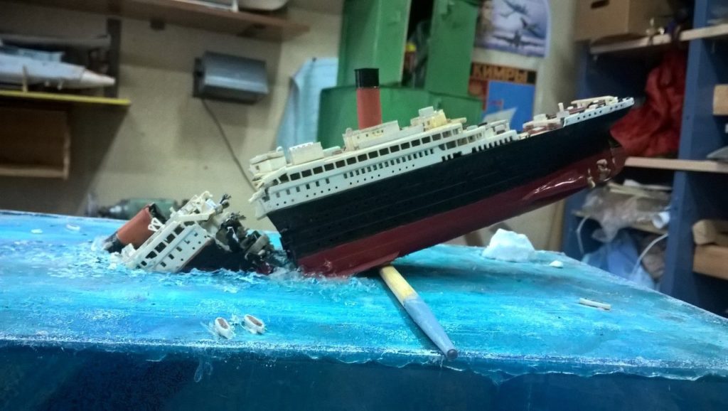 Парень из Тверской области создал диораму тонущего «Титаника»