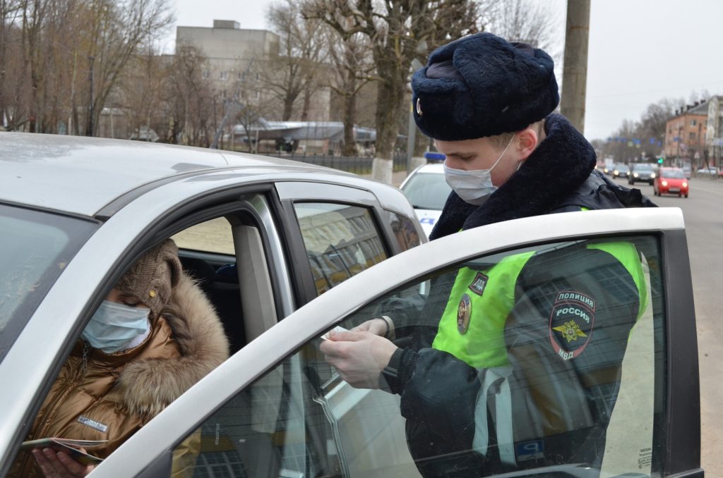 Сотрудники ГИБДД проверяют, как соблюдают режим самоизоляции жители Тверской области Сотрудники ГИБДД проверяют, как соблюдают режим самоизоляции жители Тверской области