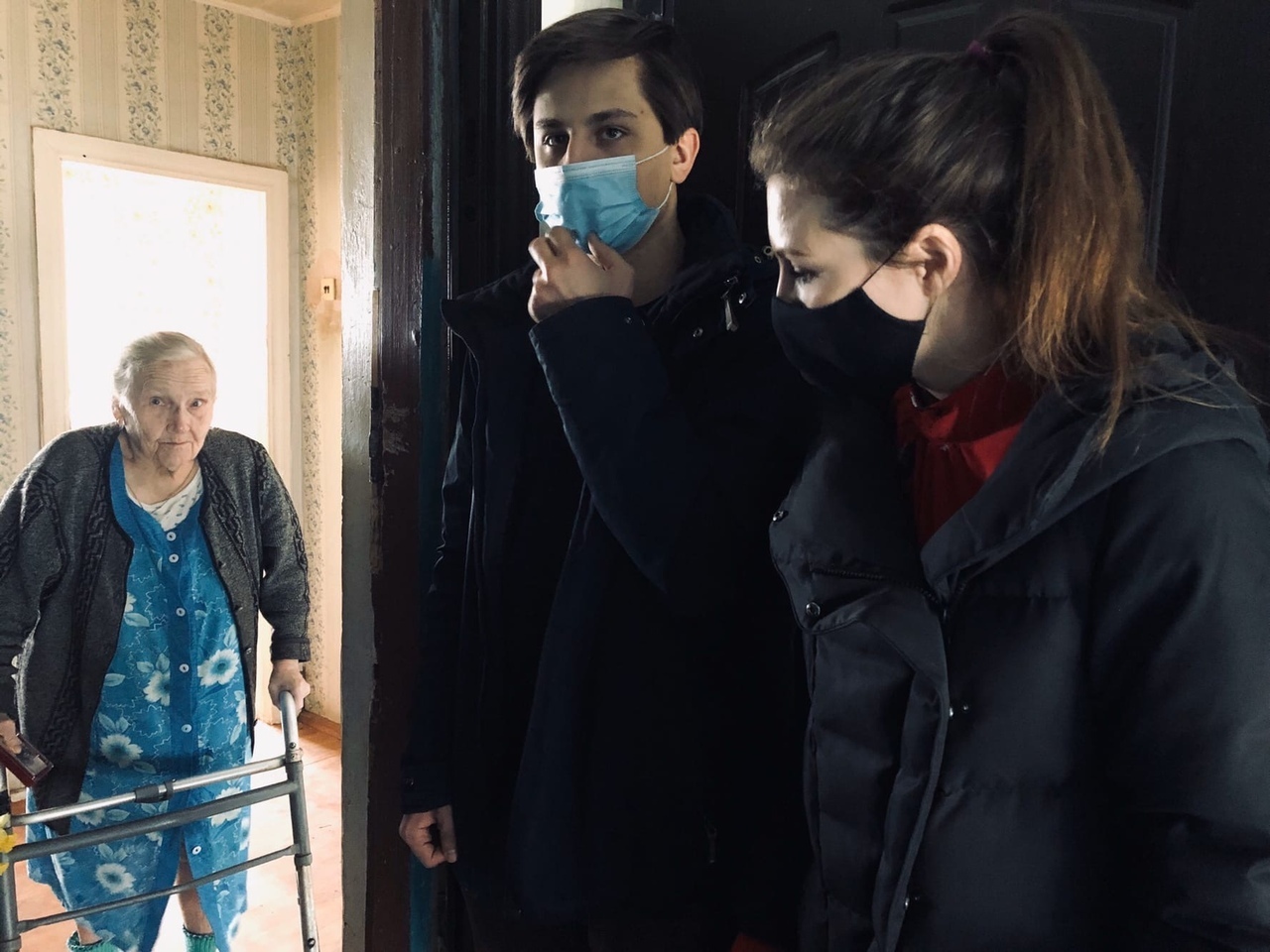 В Твери участники "Волонтёрской роты" вручили труженице тыла юбилейную медаль к 75-летию Победы