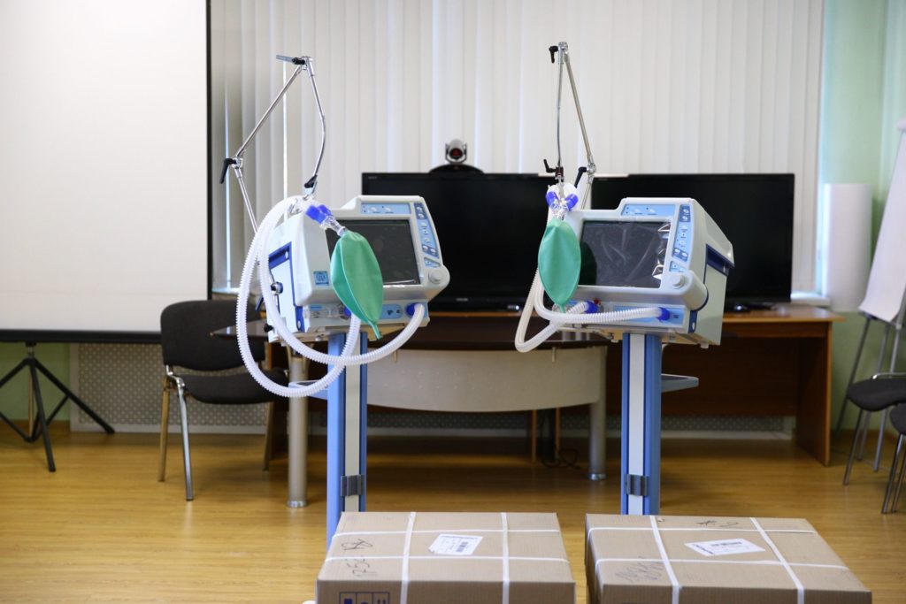 Тверские больницы запасаются аппаратами ИВЛ