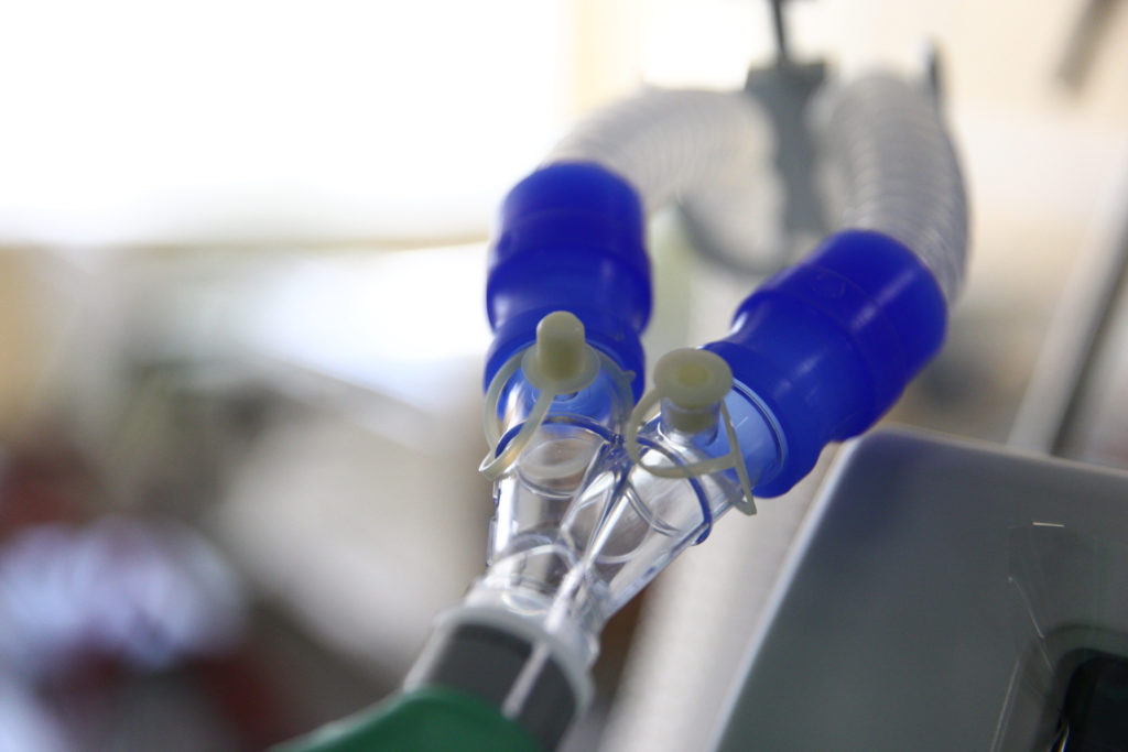 Тверские больницы запасаются аппаратами ИВЛ