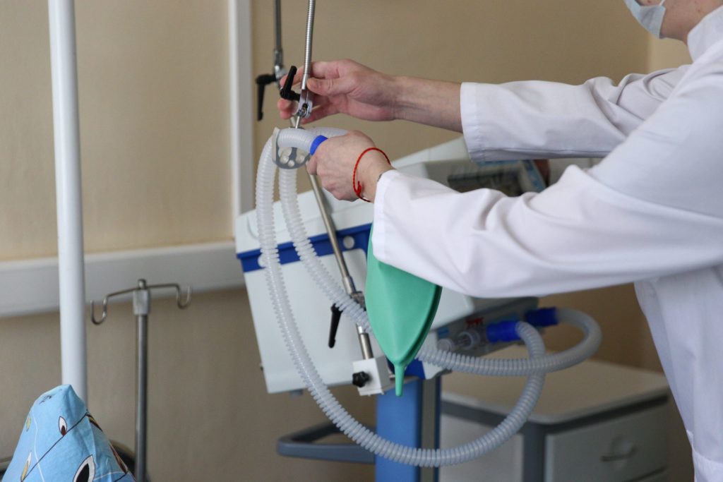 Тверские больницы запасаются аппаратами ИВЛ