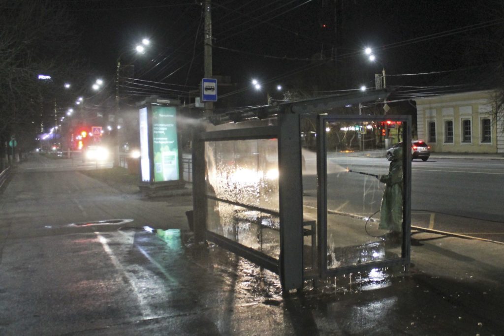 В Тверской области дезинфекцию улиц, подъездов, остановок проводят безопасным раствором
