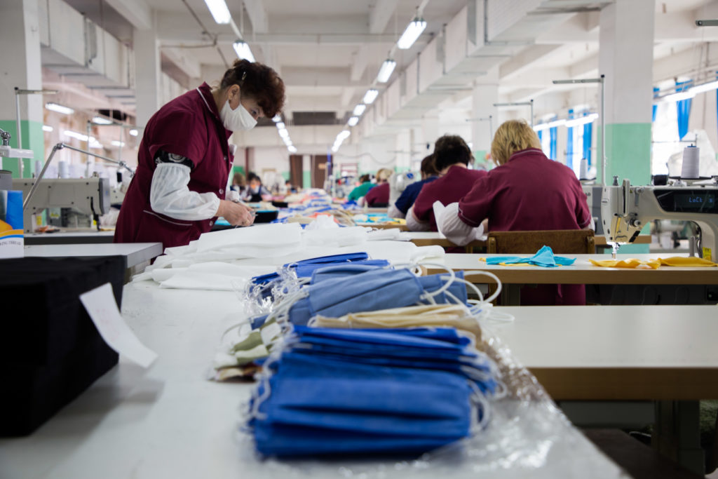 Как шьют защитные маски в Тверской области: фоторепортаж "Тверьлайф"