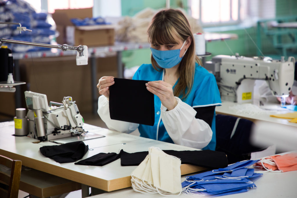 Как шьют защитные маски в Тверской области: фоторепортаж "Тверьлайф"