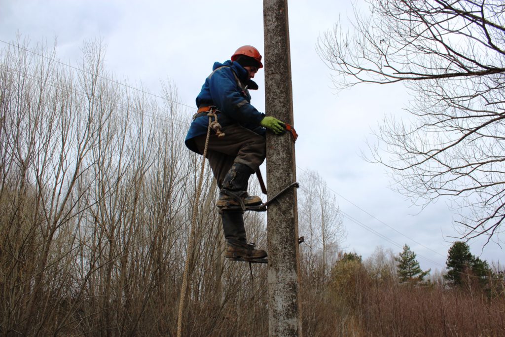Тверские энергетики восстановили электроснабжение СНТ «Синтетик», нарушенное наездом легковушки на опору ЛЭП