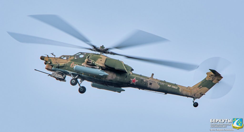 Пилотажная группа "Беркуты" отмечает день рождения тренировками Парада Победы