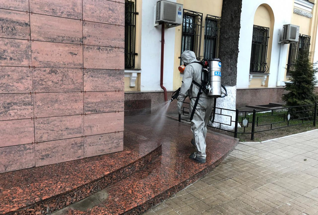 В Тверской области спасатели продезинфицировали 20 зданий