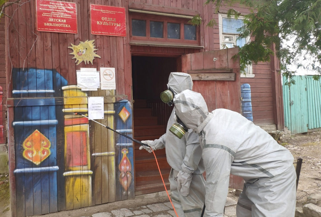 В Тверской области спасатели продезинфицировали 20 зданий