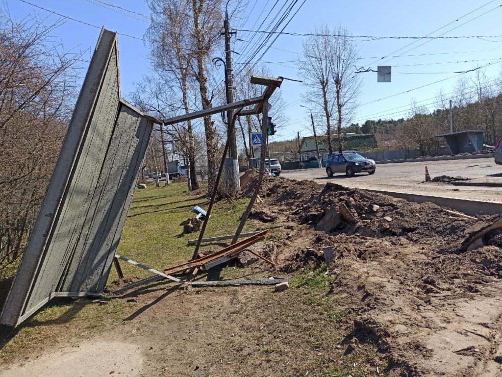 В Твери опрокинули остановочный павильон В Твери опрокинули остановочный павильон